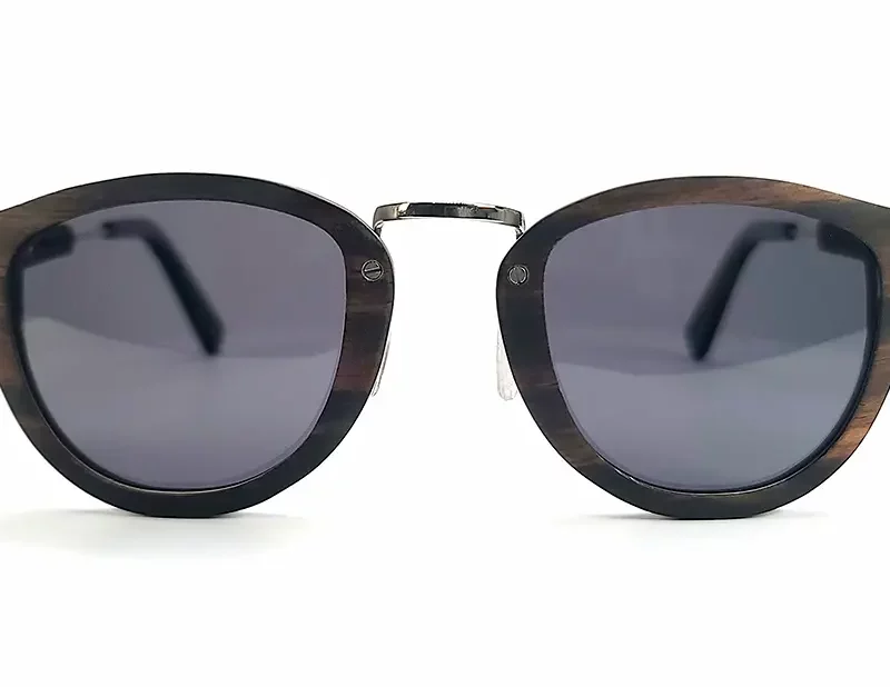 Gros plan détails métal lunettes Mansfield, charme et élégance hollywoodiens intemporels