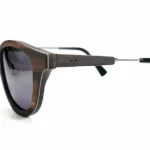 Gros plan sur les détails en métal des lunettes Mansfield, charme hollywoodien.