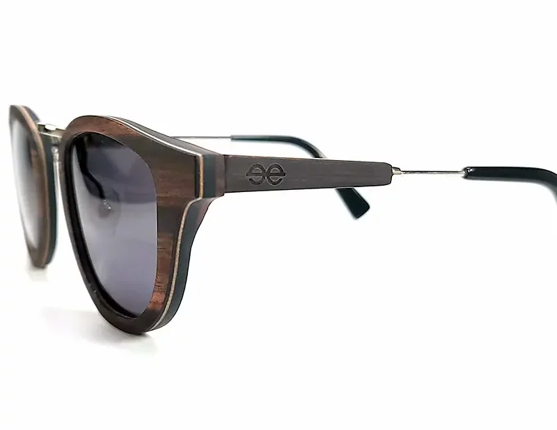 Gros plan sur les détails en métal des lunettes Mansfield, charme hollywoodien.