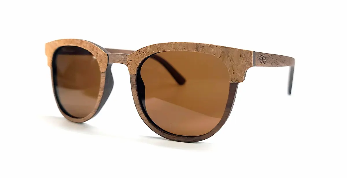 Lunettes de soleil Classic R15 en bois de noyer et liège naturel, design Clubmaster, avec verres marron UV400 pour style et protection.