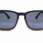 Gros plan sur les lunettes Draken mettant en valeur le contraste entre le noyer et l’ébène.