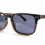 Lunettes de soleil en bois Draken avec monture en noyer clair et ébène foncé, design carré élégant.