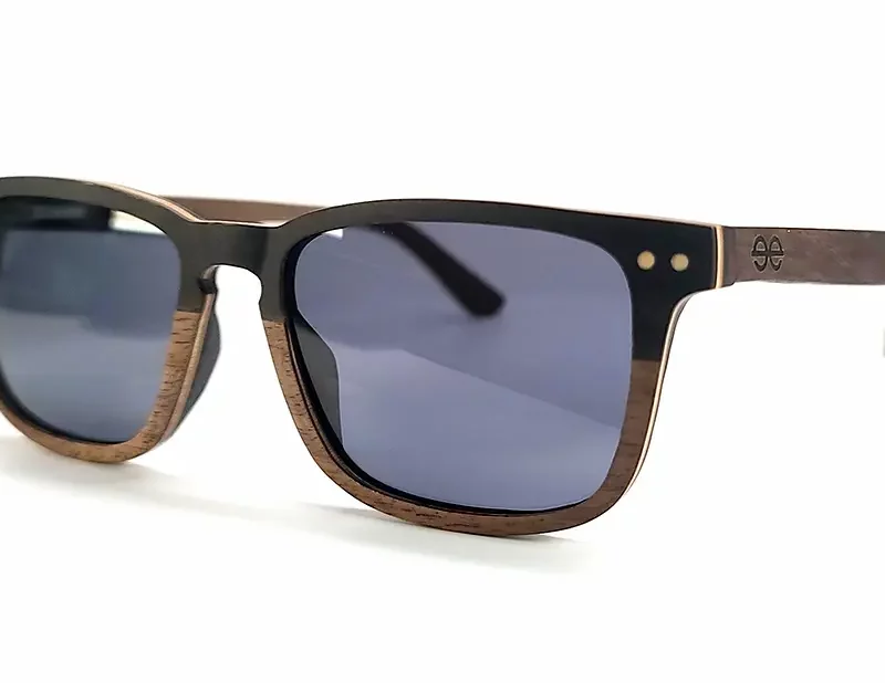 Lunettes de soleil en bois Draken avec monture en noyer clair et ébène foncé, design carré élégant.