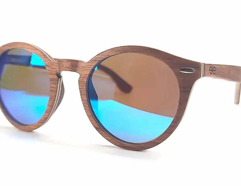 Gros plan sur la monture légère en noyer et ébène des lunettes Harisson Blue pour un style élégant.