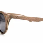 Vue rapprochée des détails soignés et veinures naturelles du bois de noyer.