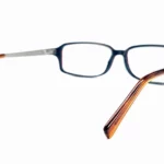 Prise de vue des lunettes en bois de noyer rectangulaire Syrma