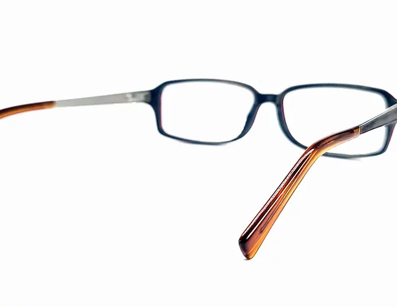 Prise de vue des lunettes en bois de noyer rectangulaire Syrma