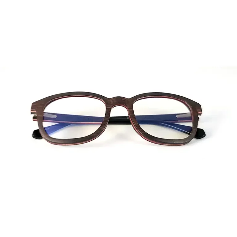 Focus sur la monture rectangulaire des lunettes Syros black : style moderne et élégant pour rehausser votre look au quotidien.