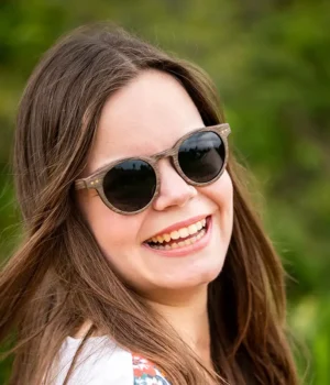 Femme portant les lunettes de soleil Paul Grey 2, mettant en valeur leur design classique et intemporel.