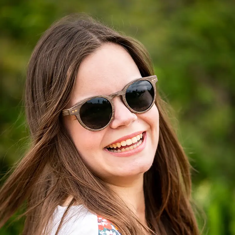 Femme portant les lunettes de soleil Paul Grey 2, mettant en valeur leur design classique et intemporel.