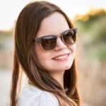 Lunettes de soleil Clubmaster CLASSIC XP 268 en bois de chêne et teck avec verres fumés oranges, idéales pour les visages ovales, ronds ou carrés.