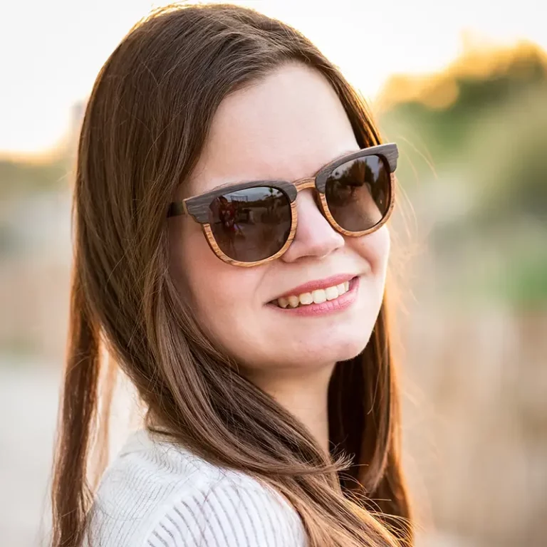 Lunettes de soleil Clubmaster CLASSIC XP 268 en bois de chêne et teck avec verres fumés oranges, idéales pour les visages ovales, ronds ou carrés.