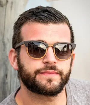 Lunettes de soleil CLASSIC XP 268 en bois de chêne et teck, design Clubmaster revisité pour un look moderne et sophistiqué.