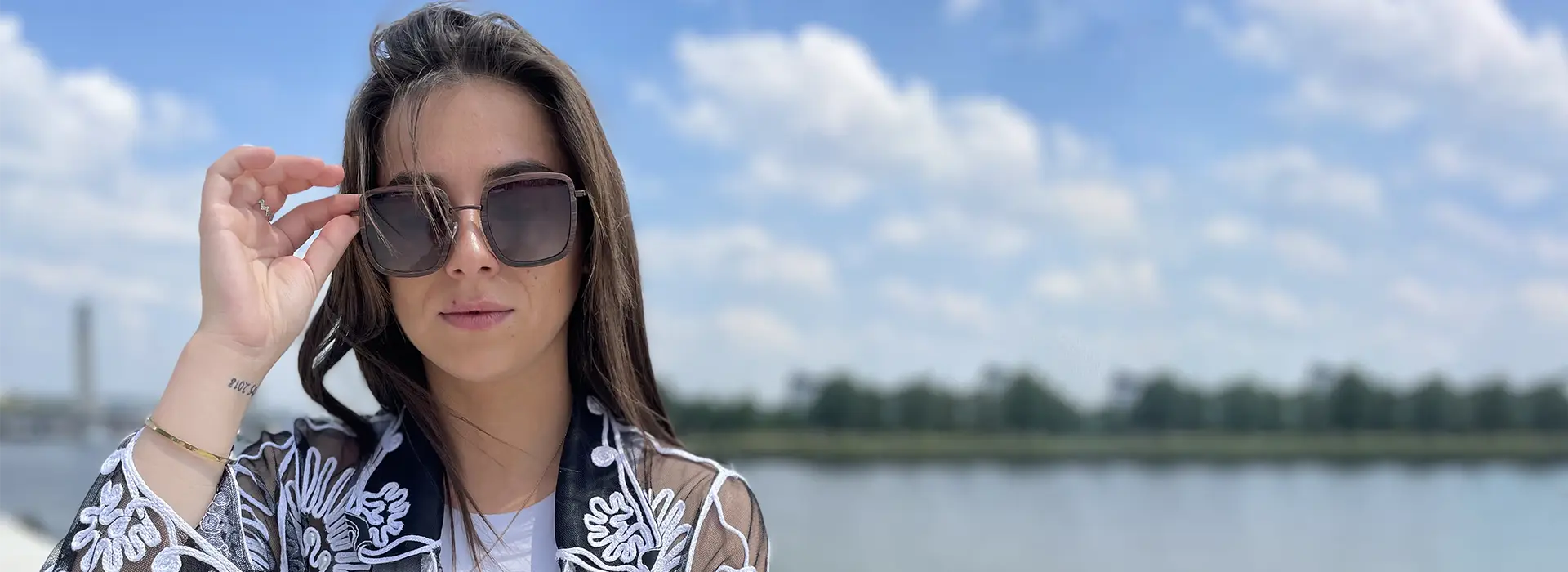 Lunettes de soleil carré en bois femme avec verres polarisés my essenciel