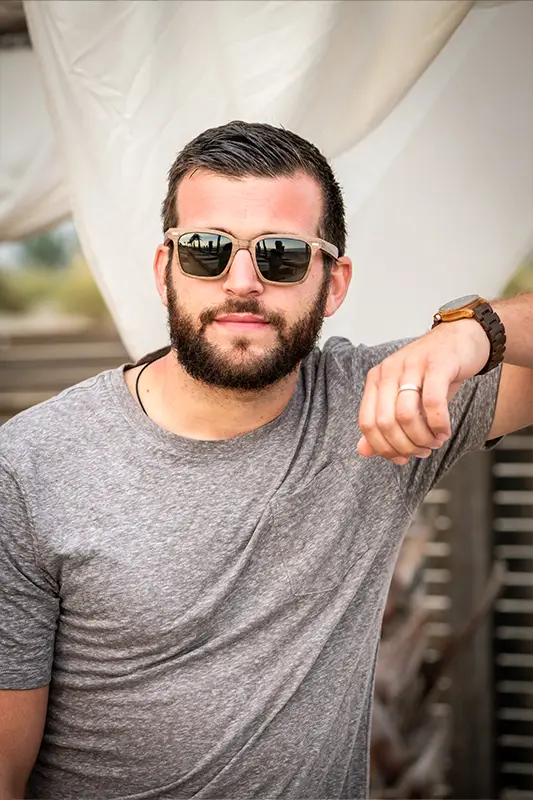 Lunettes de soleil en bois de noyer carré