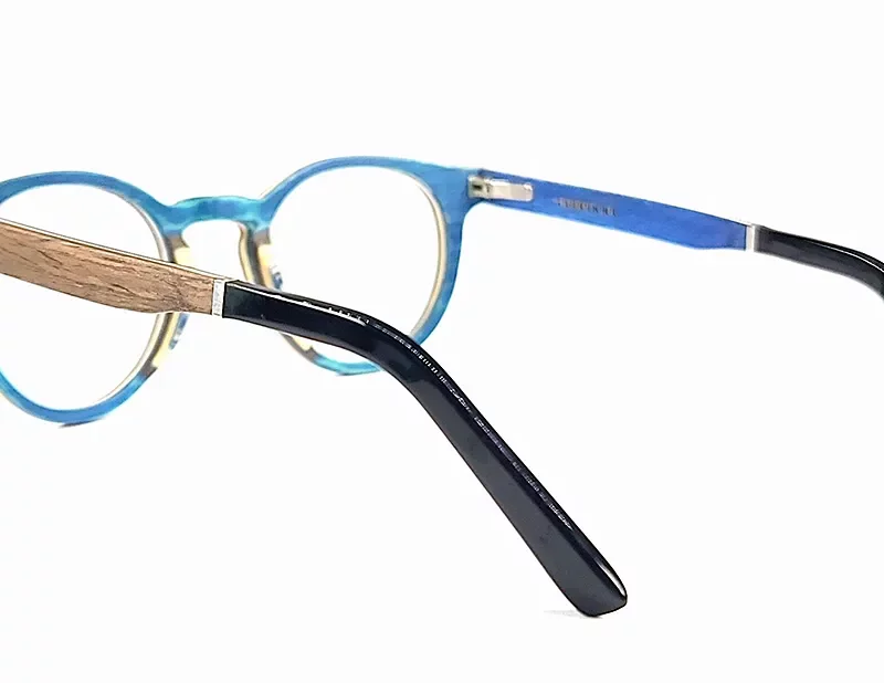 Prise de vue des lunettes de vue pantos en bois de noyer avec finition en acétate