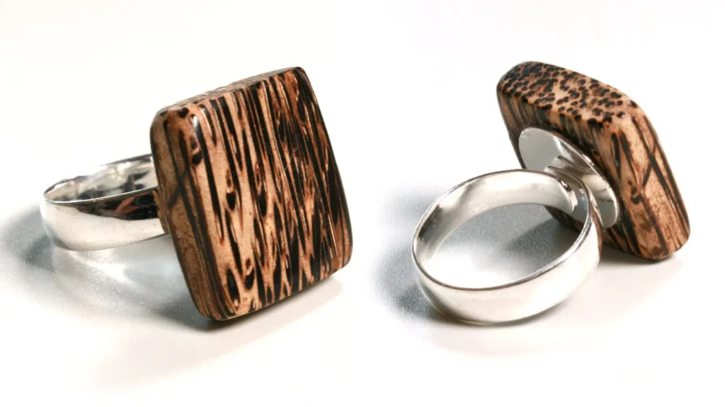 bague bambou sur plateau argenté
