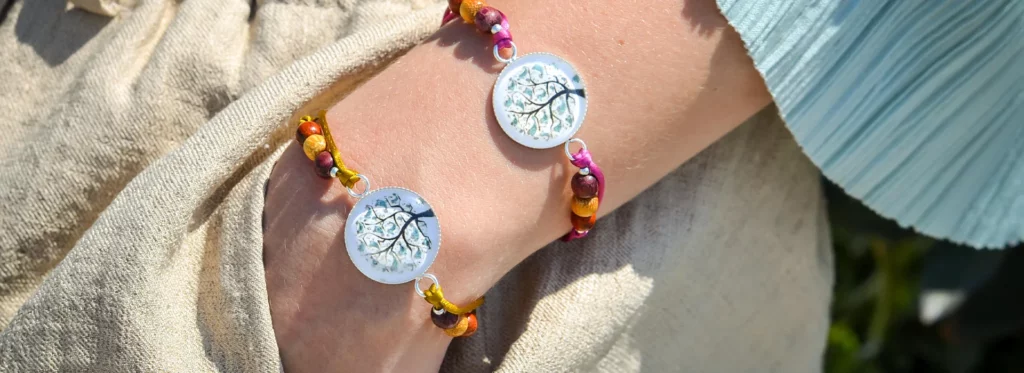 Comment associer vos bijoux en bois à d’autres accessoires : Découvrir notre article