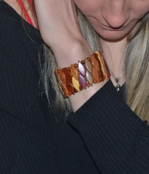 Bracelet en bois multicolore Noa, design unique et coloré, parfait pour ajouter une touche artisanale et écoresponsable à votre look quotidien.
