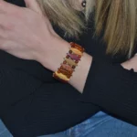 Bracelet artisanal en bois multicolore Sandra avec perles losanges et rondes en palissandre, fait à la main en Ardèche, mêlant style, naturel et écoresponsabilité.