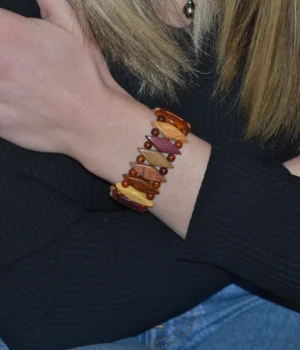 Bracelet artisanal en bois multicolore Sandra avec perles losanges et rondes en palissandre, fait à la main en Ardèche, mêlant style, naturel et écoresponsabilité.