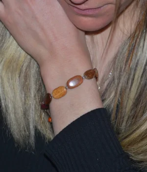 Bracelet multicolore en bois Tea, artisanat de qualité avec des nuances vibrantes, parfait pour les amateurs de bijoux écoresponsables et durables.