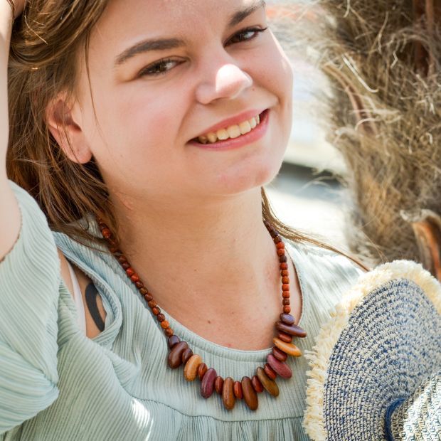 Présentation du collier June porté par un mannequin alliant esthétique et respect de l'environnement.