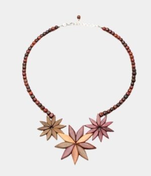 Gros plan sur le collier Flora, mettant en valeur les essences de bois rares