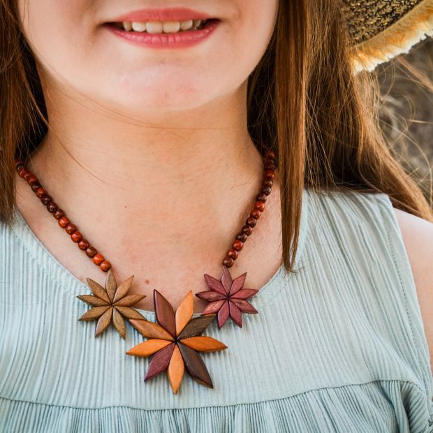 Zoom sur les détails des fleurs du collier en bois précieux Flora, révélant leur élégance et la beauté de chaque pièce.