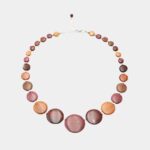 Découvrez les perles argentées du Collier Bois Multicolore Gammia, un accessoire unique alliant élégance et originalité !