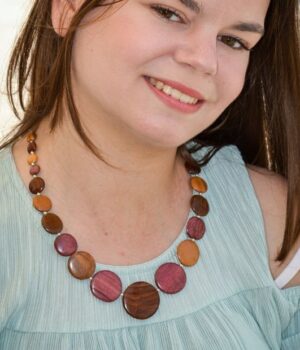 Collier artisanal en bois Gammia, une pièce unique portée par un mannequin, alliant style et authenticité.