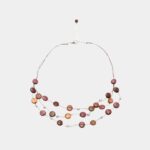 Collier Marty avec ses perles de différentes essences de bois, design moderne.