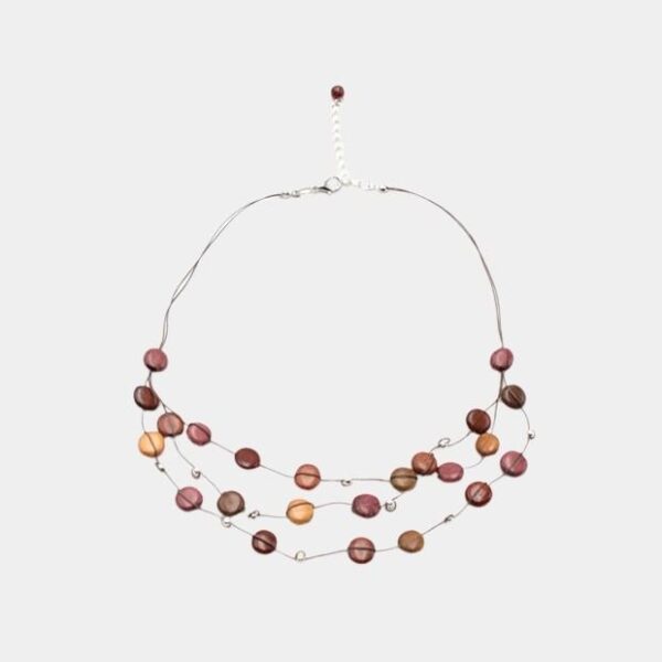 Collier Marty avec ses perles de différentes essences de bois, design moderne.