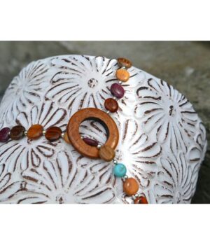 Détail de la fermeture réglable du collier sautoir Marina avec une perle en bois de mûrier, offrant un ajustement personnalisé.