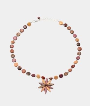 Découvrez le pendentif fleur du Collier Floriane, un bijou fait main alliant élégance et originalité pour sublimer vos tenues.