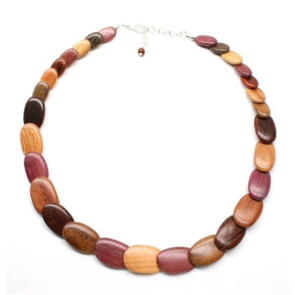 Collier Sylviane en bois multicolore avec perles d'Amarante, une pièce unique pour ajouter une touche de couleur à votre style!