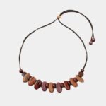Collier ras du cou artisanal en bois multicolore Lise avec perles plates et cordon en cuir marron.