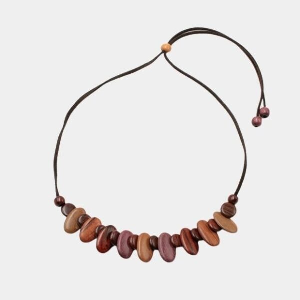 Collier ras du cou artisanal en bois multicolore Lise avec perles plates et cordon en cuir marron.