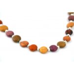 Zoom sur les perles en bois du collier Cecilia, fabriqué artisanalement en Ardèche