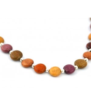 Zoom sur les perles en bois du collier Cecilia, fabriqué artisanalement en Ardèche