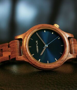 Montre femme en noyer avec cadran bleu abyss