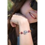 Présentation du design unique et intemporel du bracelet multicolore - Le triskel, adapté à toutes les occasions.