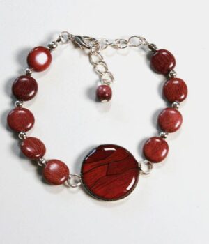 Gros plan sur le cabochon marqueterie en résine serti d’Amarante, montrant la texture et les détails fins.