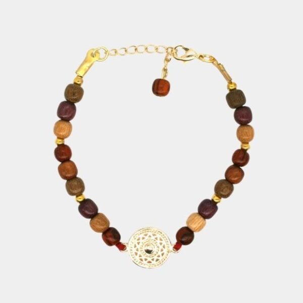 Bracelet multicolore doré Jeanne sur un fond gris, mettant en valeur ses couleurs vives et son design artisanal.