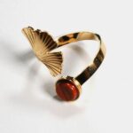 Vue latérale de la bague ginkgo doré Amarante Luna montrant les détails de la feuille de ginkgo