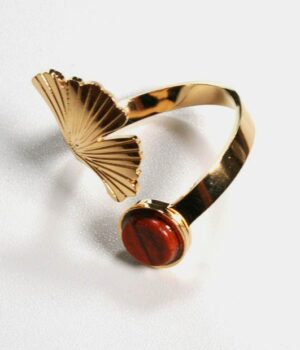 Vue latérale de la bague ginkgo doré Amarante Luna montrant les détails de la feuille de ginkgo