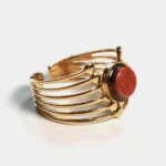 Gros plan sur la texture du bois d'amarante, soulignant le savoir-faire artisanal de My Essenciel.