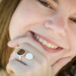 Bague en bois de Néflier et Howlite illustrant l'élégance et l'artisanat français.