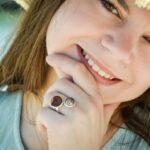 Bague double bois et jaspe Ness associée à des accessoires naturels pour un style authentique.