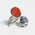 Zoom sur la pierre bleue avec des inclusions dorées, symbolisant l'élégance naturelle.